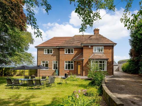Shobdon House | Family-Friendly Retreat at Renchers Farmhouse for Pets