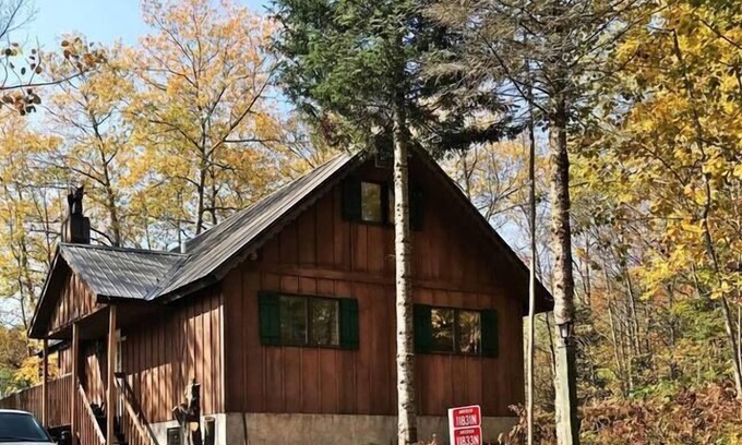 Upson Cabin | Relaxing Rendezvous Cabin with Ensuite Sauna & Hot Tub
