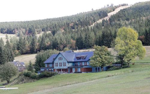 Mala Upa House | Renerovka 93: Exceptional Stay with Pool & Pet-Friendly Amenities