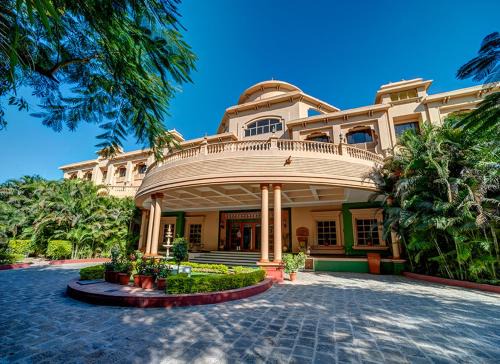 Shirdi Hotel | Relax at Renest Shraddha Inn - Shirdi, 4-Star Comfort & Pool