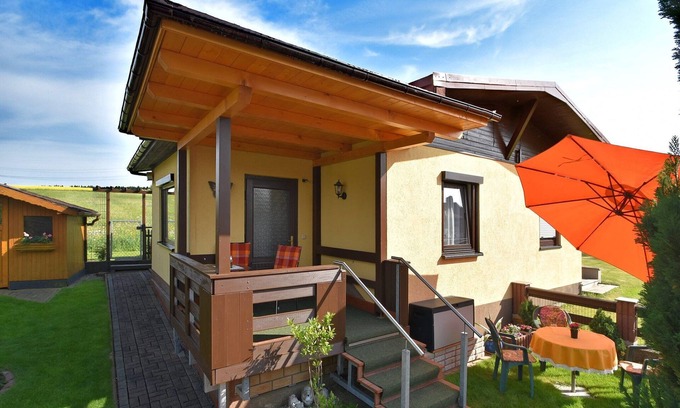 Grossbreitenbach House | Cozy Holiday Home Near Schwarza Valley with Breakfast