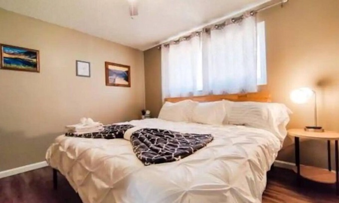 Sparks House | Ideal Reno-Tahoe-Sparks Location with Pool & Breakfast