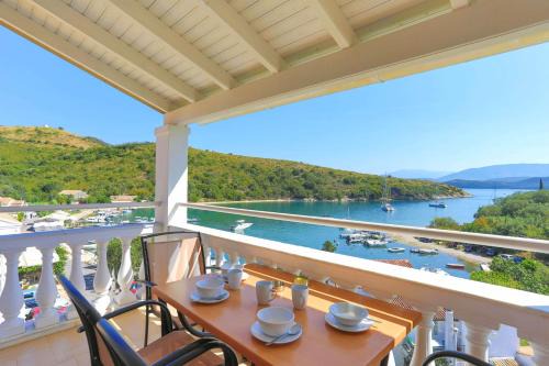 Agios Stefanos Apartment | Renoula Saint Stephanos: Oceanfront Family Getaway Awaits