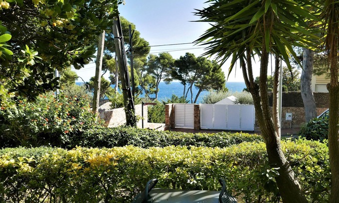 Calella de Palafrugell Apartment | Seaside Retreat with Golfet Views and Pet-Friendly Amenities