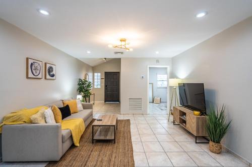 Allapattah Apartment | Stylish 2 BD Home with Private Parking & Top Guest Rating