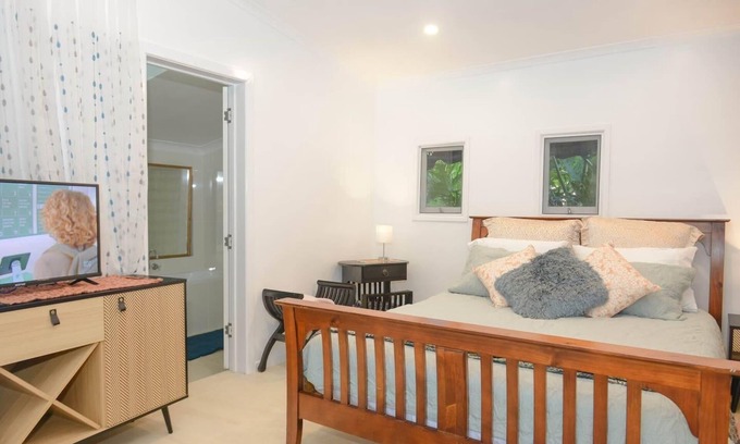 Witta Cottage | Relaxing Cottage Retreat in Witta with Lake View & Breakfast