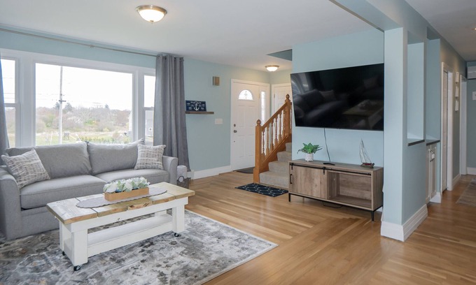 Middletown House | Inviting Oceanfront 2-Bed Home in Newport-Middletown
