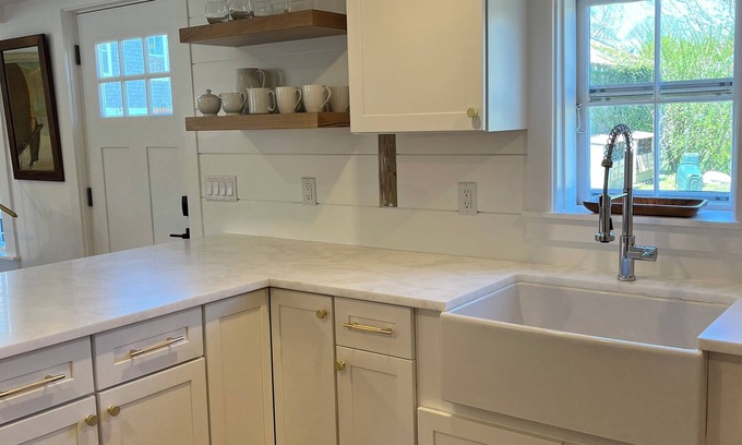 Nantucket Town House | Renovated 2024 Hotel Near Inner Harbor with Ocean View Pool