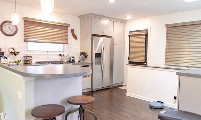 Dicken House | Charming 3 Bed Retreat with Projector Near the Big House