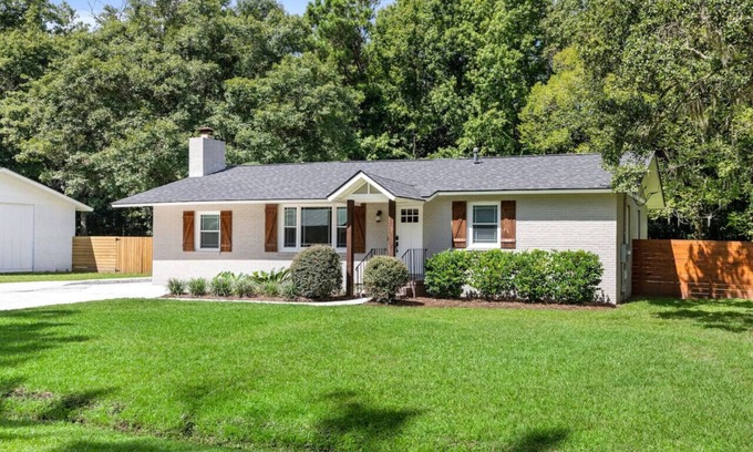 Charleston House | Renovated 3 Bed Home Near Downtown with Pet-Friendly Amenities