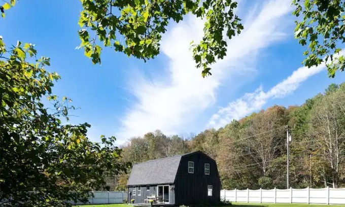 Austerlitz House | Renovated Barn Retreat: 4 BR, Pet-Friendly Haven Near Nature