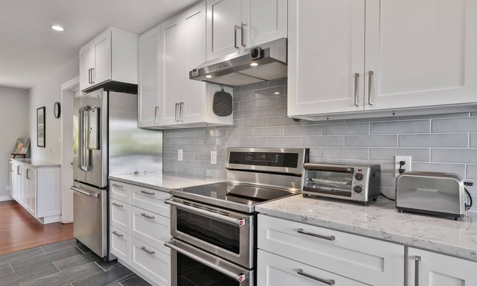 Miraloma House | Renovated 4BR Retreat with Scenic Views and Family Amenities