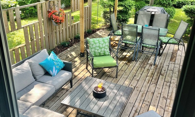Meaford House | Renovated 5-Bedroom Retreat: Near Beach & Blue Mountain