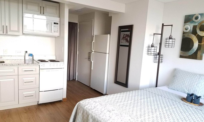 McCully - Moiliili Condo | Ocean View Waikiki Studios: Ideal for Families & Relaxation