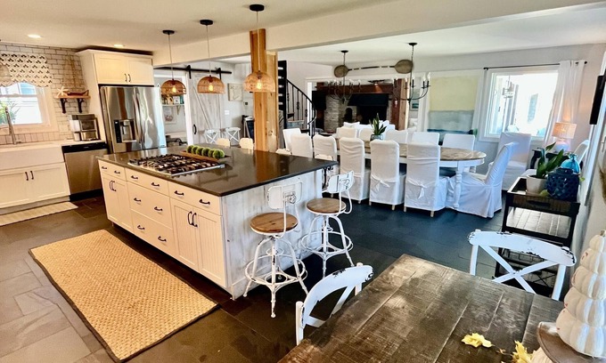 A-Zone House | Inviting Bayview Retreat: 5 Bd/4 Bath for Family Escapes