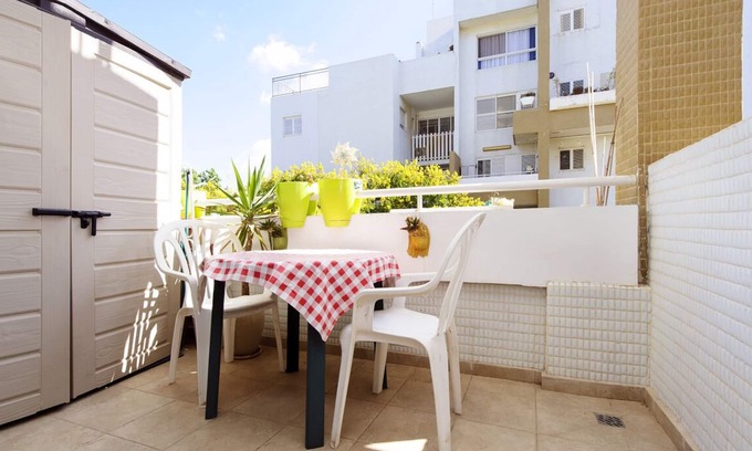 Ra'ananna Apartment | Modern Apartment with Kitchen in Lev HaPark, Raanana