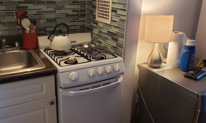 Chelsea Apartment | Bright Chelsea Studio with Washer/Dryer & Free WiFi Rated 10/10