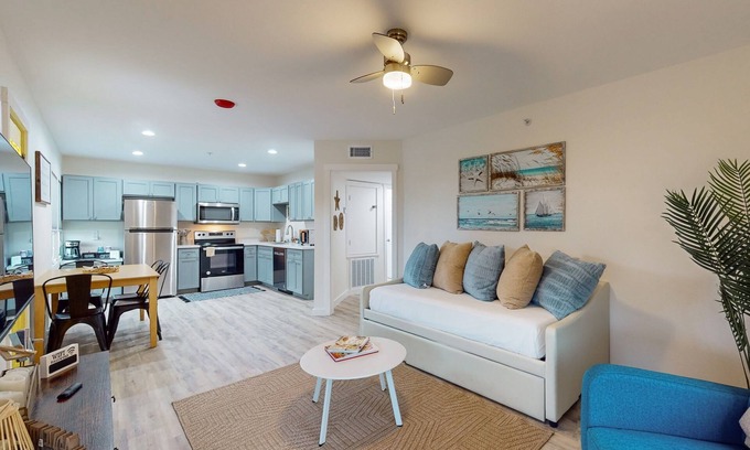 Del Mar Apartment | Renovated apartment with full kitchen, WIFI and close to beach