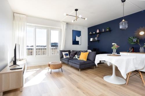 Vanves Apartment | Stylish Apartment Near Porte Versailles with Parking & Dining