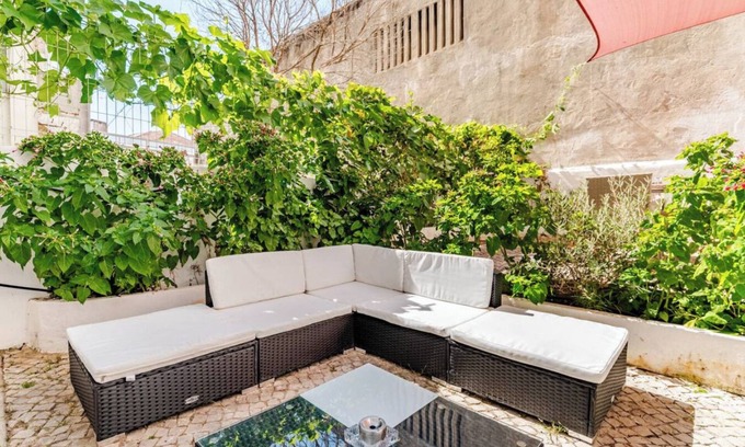 Cova da Piedade Apartment | Renovated apartment with design and cozy private garden