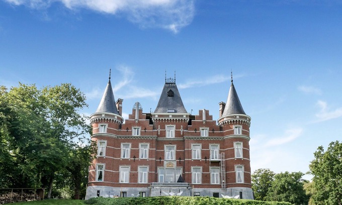 Gesves Other | Renovated Apartment in Castle with Kitchen & Breakfast Included