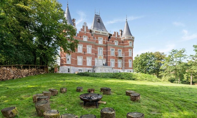 Gesves House | Cozy Renovated Apartment in Historic Castle with Fireplace