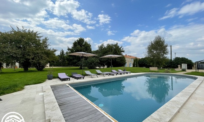 Les Pineaux Cottage | Renovated barn with spa and pool near Poitevin Marsh