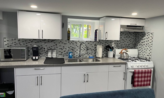 Koreatown House | Renovated BSMT in Little Italy 5 min walk to subway!