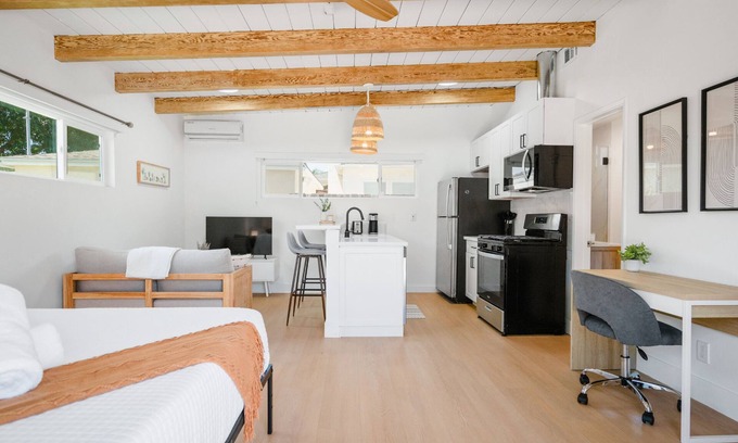 Talmadge Apartment | Renovated Cali chic studio w/AC