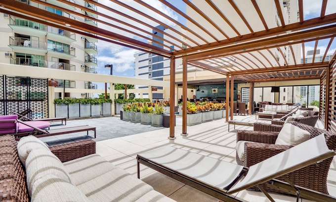 Diamond Head - Kapahulu - St. Louis Condo | Oceanfront Waikiki Apartment with Pool and Spa Amenities