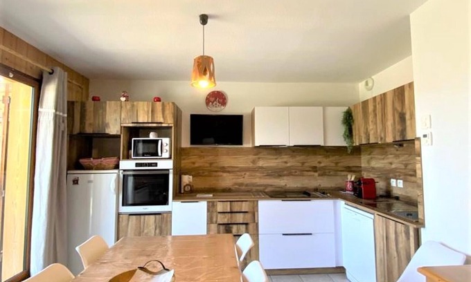 La Joue du Loup Ski Chalet | Cozy Chalet La Joue du Loup: 2 Bedrooms & Great Amenities