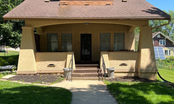 Decorah House | Renovated Gem in Decorah's Park District with Kitchen & Breakfast