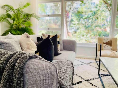 Roseville House | Cozy Renovated House Near Station - Pet & Child Friendly