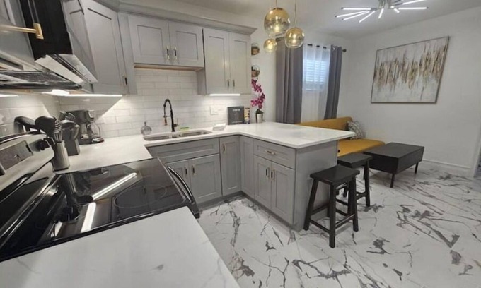 Lawsona - Fern Creek House | Charming Downtown Orlando Duplex with Spa Amenities