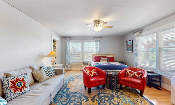 Bremerton Condo | Renovated Condo Near Seattle-Bremerton Ferry with Spa