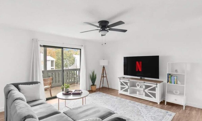 Vestavia Hills Condo | Cozy 2-Bedroom Retreat in Homewood with Full Kitchen