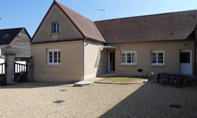 Thivars Cottage | Gite Thivars: Family-Friendly Retreat with Spa & Breakfast