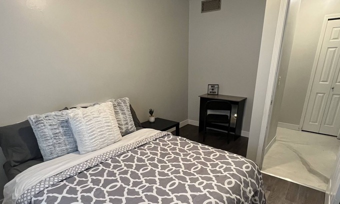 Lansing House | Renovated Cozy home! 15 mins to Sparrow & MSU! Washer/dryer. Pet friendly.