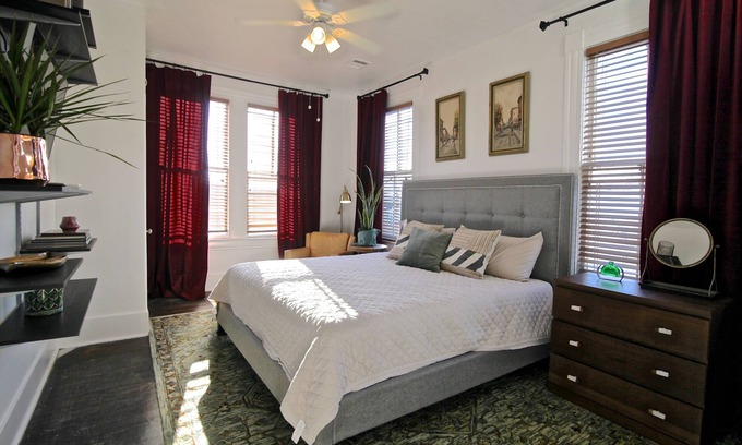 East Downtown Houston Apartment | Prime EaDo Flat: Walk to GRB with Breakfast & Family Perks