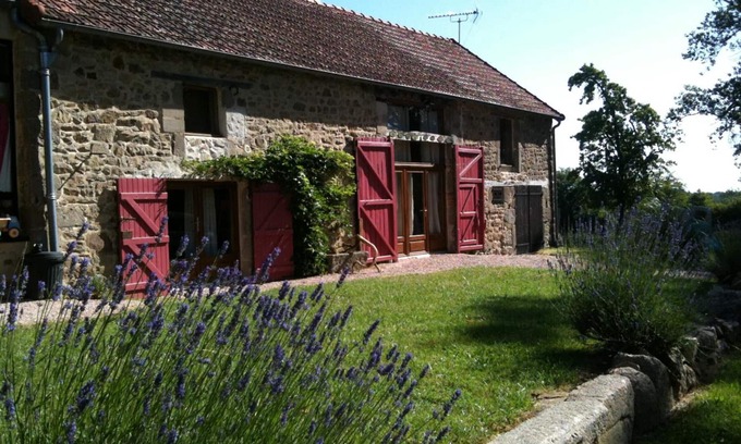 Beaune-d'Allier Cottage | Family-Friendly Gite Beaune-d'Allier with Spa & Kitchen
