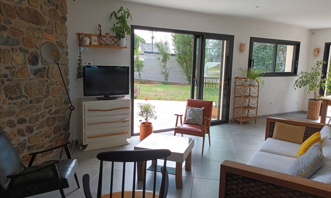 Coetmieux House | Beautiful Renovated Farmhouse with Ocean View & Pool