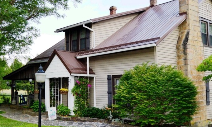 Pipestem House | Renovated Farmhouse with Ocean View - Rated 10/10 by Guests