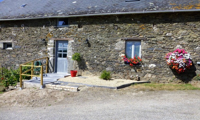 Laniscat Cottage | Cozy Cottage in Central Brittany Near Nantes Brest Canal