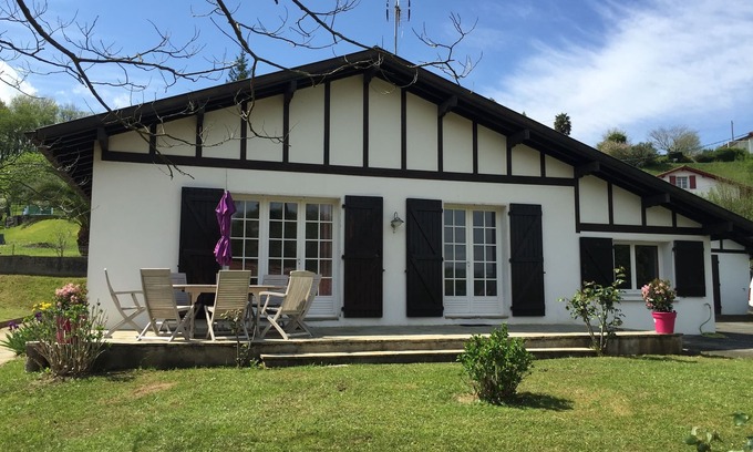 Saint-Pee-sur-Nivelle House | Cozy Basque House with 8 Bedrooms & Ocean Views Near Lake