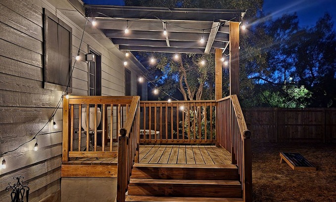 Brackettville House | Remarkable Hotel in Fort Clark Springs with Pool & Spa