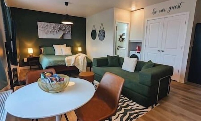 New Center Detroit Apartment | Renovated Gem: Park Free, Fast WiFi, 10m to DT