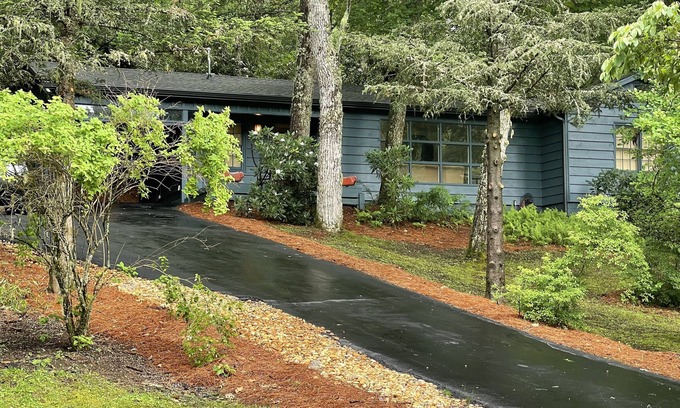 Highlands Hills Cottage | Cozy Highland Cottage - Pets Welcome & Steps from Downtown!