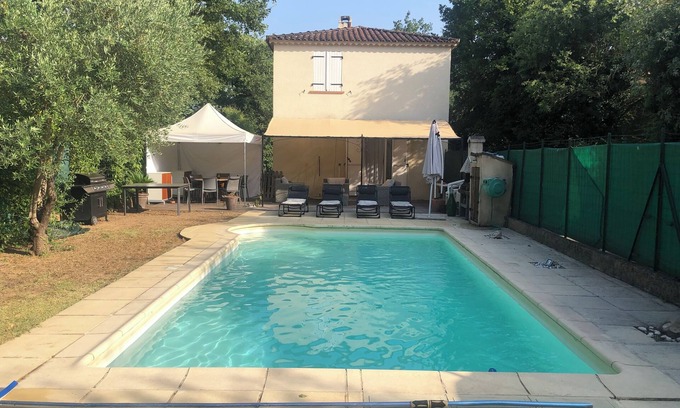 Saint-Paul-en-Foret Villa | Renovated House in St Paul en Forêt: Pet-Friendly Oasis