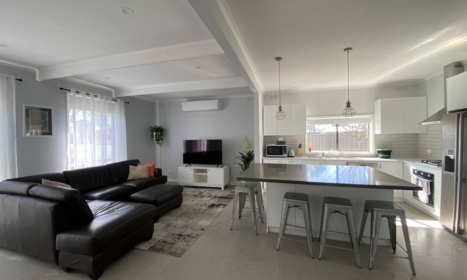 Moama House | Charming Retreat Near the River with Family-Friendly Amenities