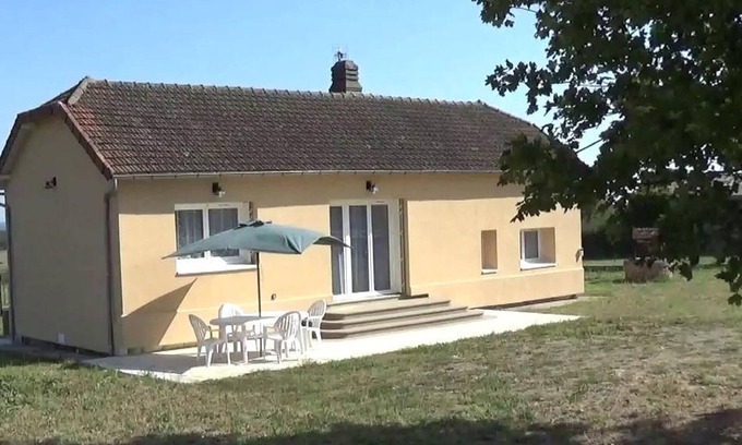 Coutansouze Cottage | Gite Coutansouze: Cozy Retreat with Spa and Breakfast